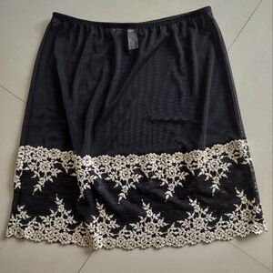 Wacoal Women's Black and White Lace Slip Skirt Lingerie Size Small